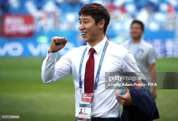 Injured Korea Republic player Lee Keun-ho greets the Korea Republic team as they inspect the pitch prior to the 2018 FIFA World Cup Russia group F...