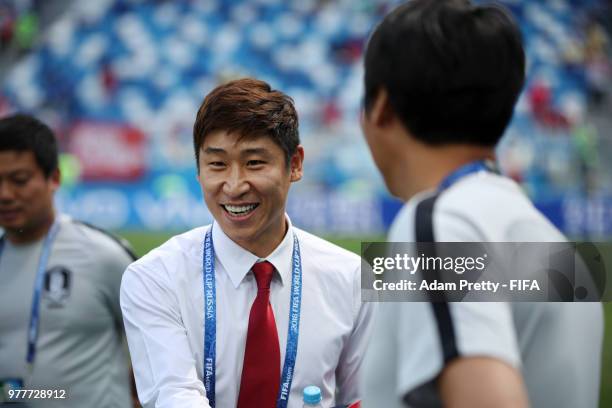 Injured Korea Republic player Lee Keun-ho greets the Korea Republic team as they inspect the pitch prior to the 2018 FIFA World Cup Russia group F...