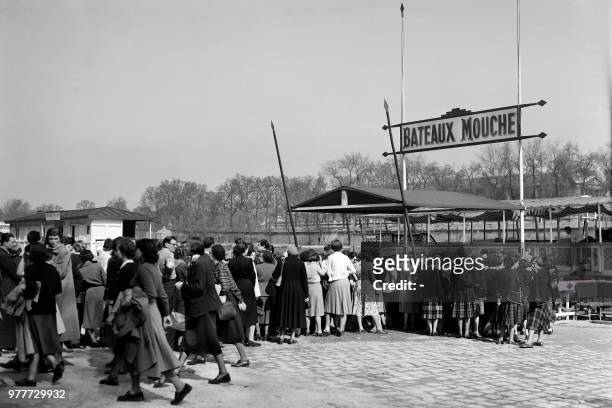 Picture taken on April 13 at Paris showing tourists and Parisians waiting for a place on a "bateau-mouche" in ordet to make a tour on the Seine river.