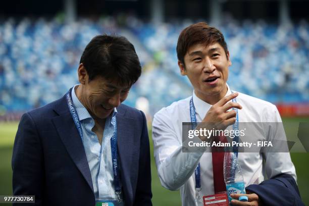 Injured Korea Republic player Lee Keun-ho greets the Korea Republic team as they inspect the pitch prior to the 2018 FIFA World Cup Russia group F...