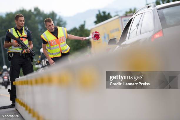 German federal police check cars arriving from Austria on the A93 highway near the German-Austrian border on June 18, 2018 near Kiefersfelden,...