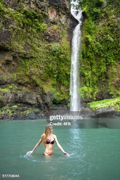 vrouw badend in de mooie nandroya falls, wooroonooran nationaal park, queensland, australië - female bush photos stockfoto's en -beelden