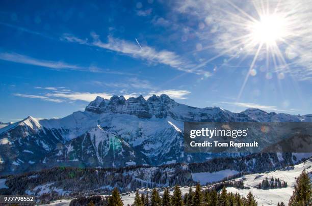 les dents du midi - dents du midi stockfoto's en -beelden