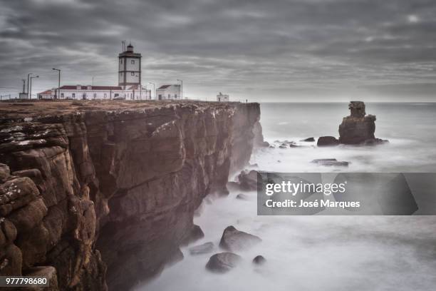 nau dos corvos rock formation and lighthouse on cabo carvoeiro, peniche, portugal - peniche stock pictures, royalty-free photos & images