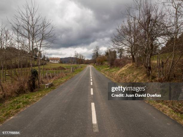 carretera nublada - carretera stock pictures, royalty-free photos & images