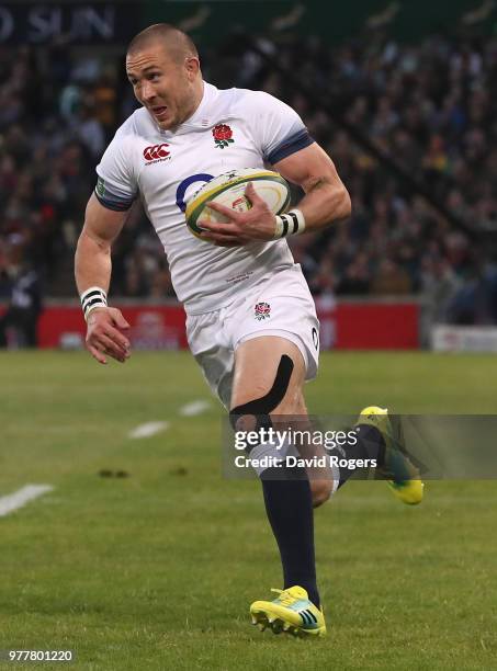 Mike Brown of England breaks with the ball during the second test match between South Africa and England at Toyota Stadium on June 16, 2018 in...