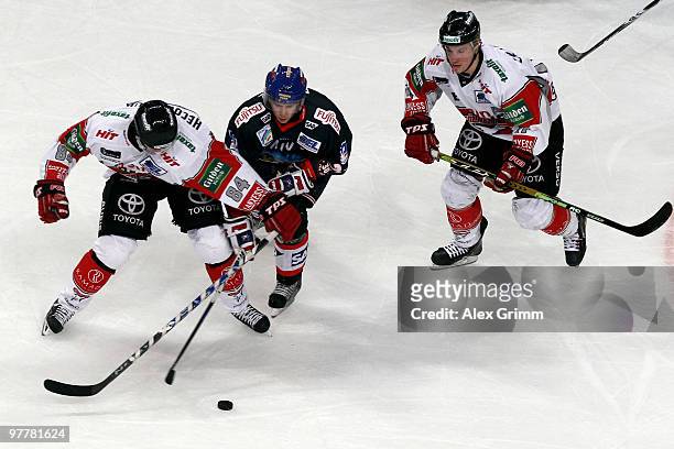 Frank Mauer of Mannheim is challenged by Kevin Hecquefeuille and Christoph Ullmann of Koeln during the DEL match between Adler Mannheim and Koelner...