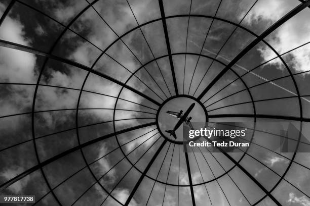 flight path - flight path stock pictures, royalty-free photos & images