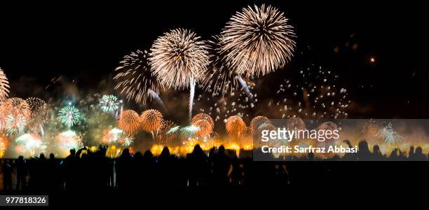 world record breaking fireworks, dubai - world record breaking fireworks stock pictures, royalty-free photos & images