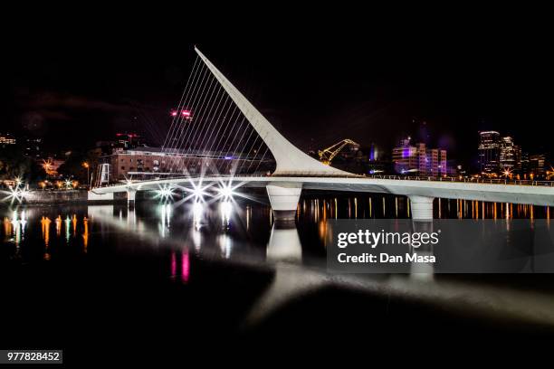 puente de la mujer - mujer stock pictures, royalty-free photos & images