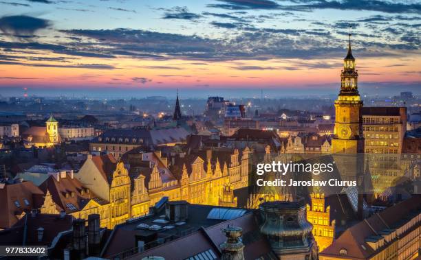 colorful sunset over old town square, wroclaw, poland - wroclaw photos et images de collection