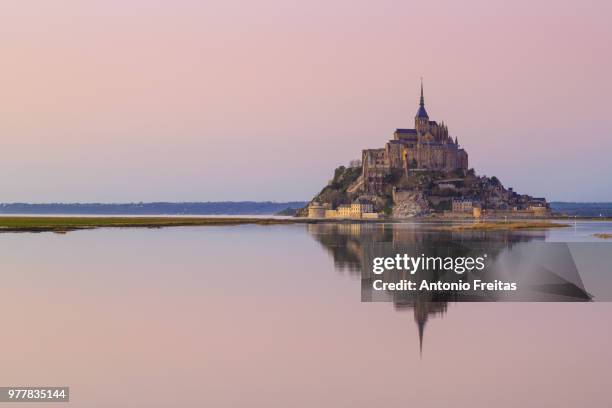 bay of mont saint michel at dusk, mont-st.-michel, france - mont saint michel stock pictures, royalty-free photos & images