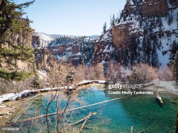 hanging lake and mountains, colorado, usa - tankersley stock-fotos und bilder