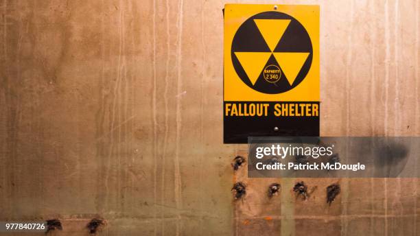 fallout shelter - fallout shelter ストックフォトと画像