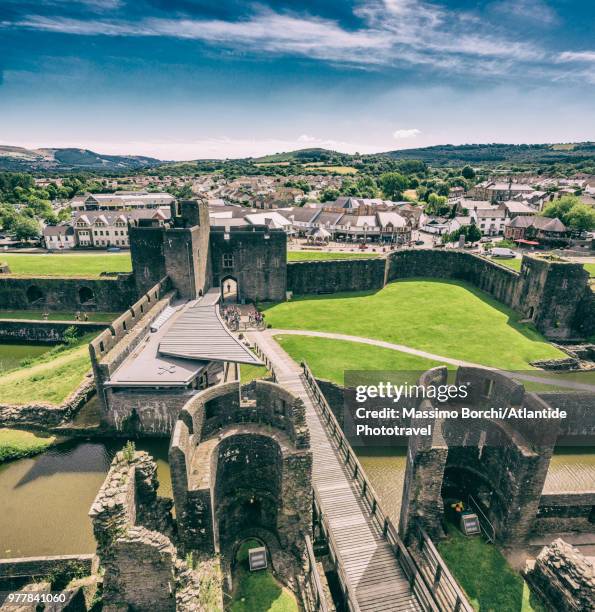 the caerphilly castle and the town - caerphilly castle stock-fotos und bilder