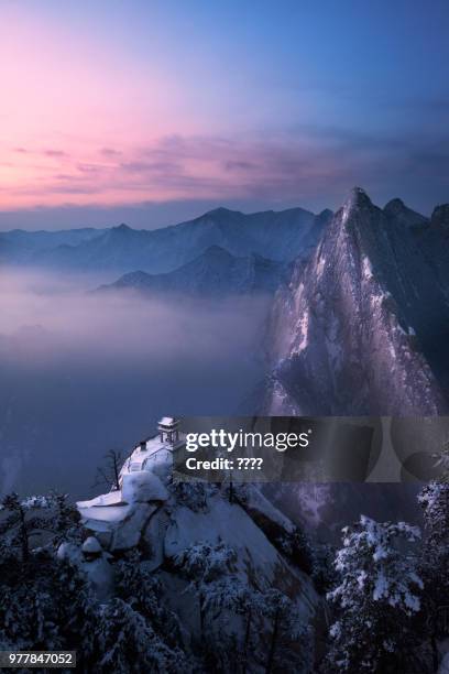 mount hua at sunset, shaanxi, china - huangshan photos et images de collection