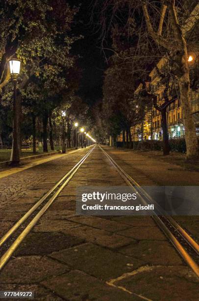 la strada - strada urbana imagens e fotografias de stock