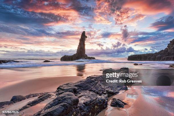 rocks at low tide, kiama, australia - kiama stock-fotos und bilder