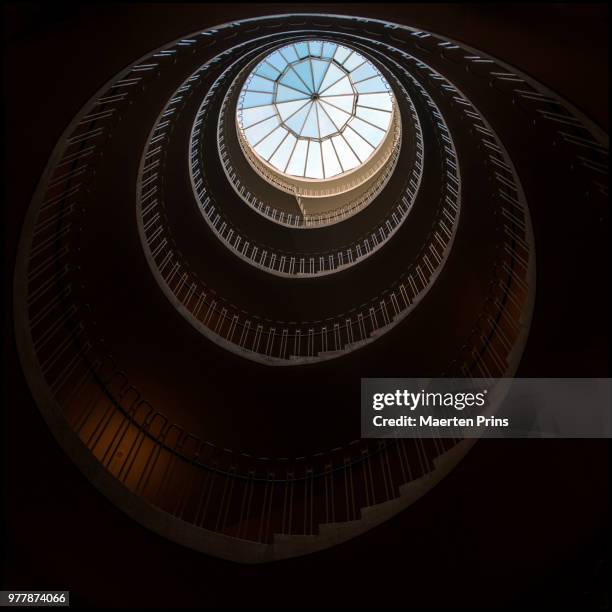 spiral staircase in hans nansens gaard, gyldenlovesgade, copenhagen, capital region of denmark, denmark - oresund region foto e immagini stock