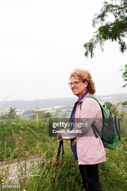 senior vrouw wandelen op de berg - bakibg stockfoto's en -beelden