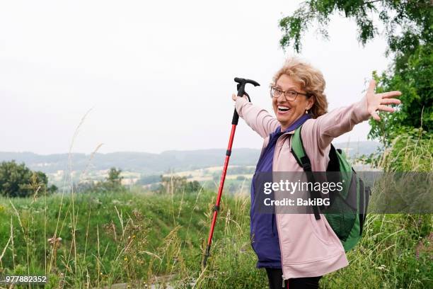 senior vrouw wandelen op de berg - bakibg stockfoto's en -beelden