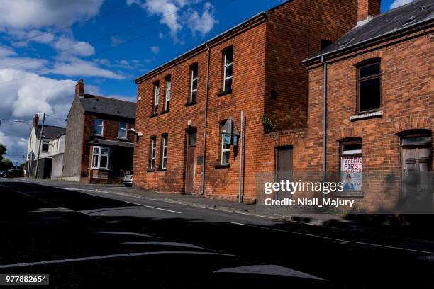 the headquarters of the democratic unionist party - northern ireland assembly buildings stock pictures, royalty-free photos & images