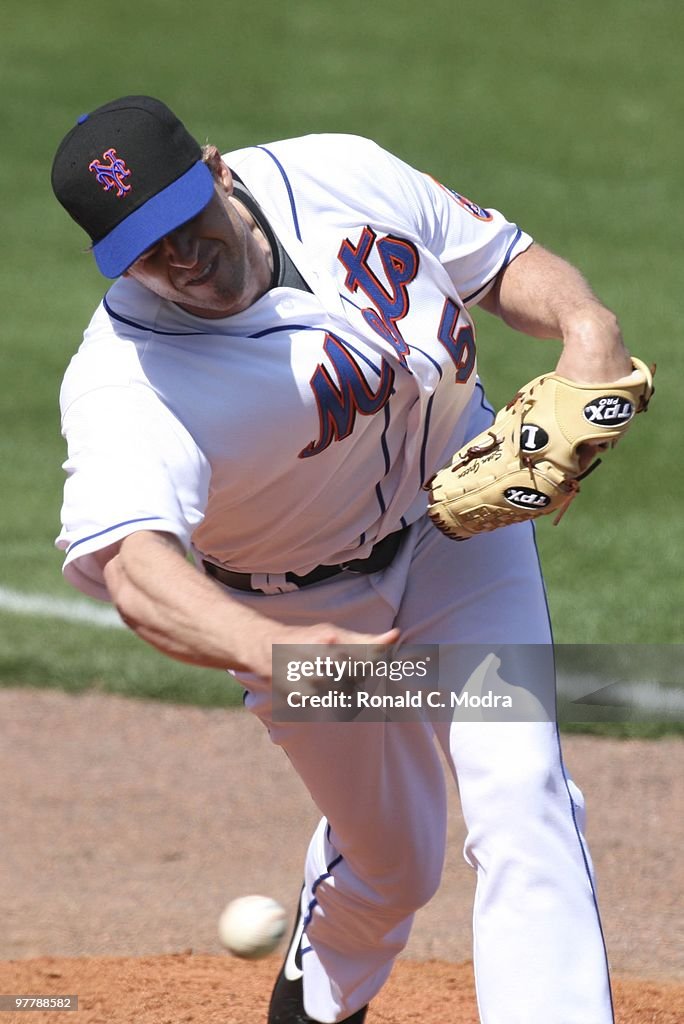 Mets Rattle Pitcher Sean Green of the New York Mets throws in the bullpen during ...