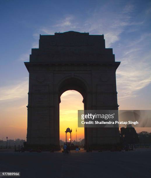 india gate- sunrise. - shailendra singh stock pictures, royalty-free photos & images