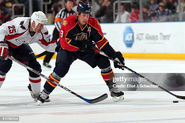 Stephen Weiss of the Florida Panthers tangles with Jason Chimera of the Washington Capitals at the BankAtlantic Center on March 16, 2010 in Sunrise,...