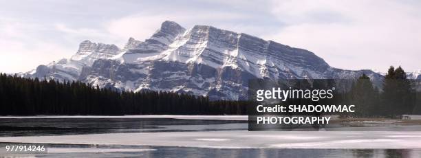two jack lake and mt. rundle, banff, alberta, canada - monte rundle - fotografias e filmes do acervo