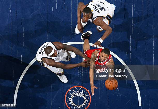 Acie Law of the Chicago Bulls shoots against Zach Randolph and Hasheem Thabeet of the Memphis Grizzlies on March 16, 2010 at FedExForum in Memphis,...