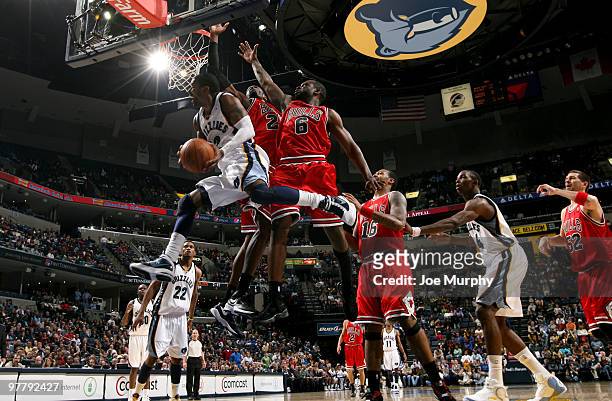 Mayo of the Memphis Grizzlies shoots against Hakim Warrick and Flip Murray of the Chicago Bulls on March 16, 2010 at FedExForum in Memphis,...