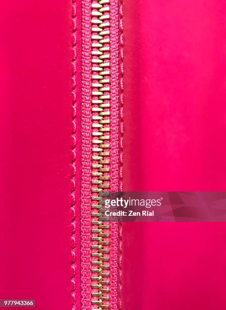 metal zipper on a hot pink colored purse - zip photos et images de collection