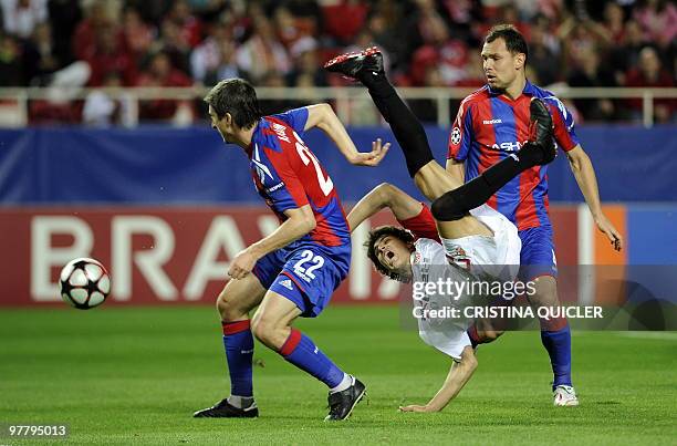 Sevilla's Argentinian midfielder Diego Perotti vies with CSKA Moscow's Russian midfielder Evgeni Aldonin and Russian defender Sergei Ignashevich...