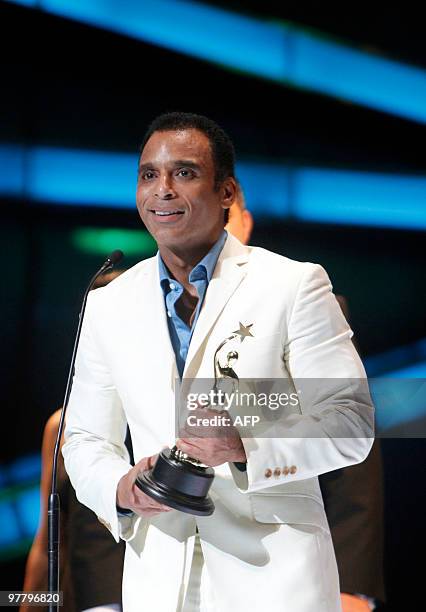 Cuban singer Jon Secada speaks to the public during a ceremony held March 16, 2010 in Santo Domingo for the 26th Casandra Awards. AFP PHOTO/ERIKA...