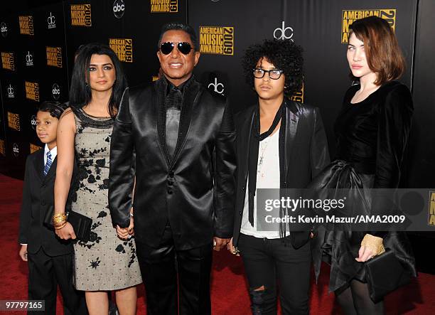 Jermaine Jackson and his family arrive at the 2009 American Music Awards at Nokia Theatre L.A. Live on November 22, 2009 in Los Angeles, California.