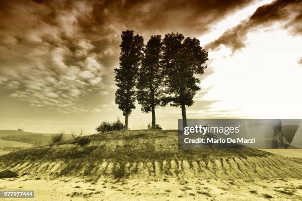 appena sopra la collina - collana stock pictures, royalty-free photos & images