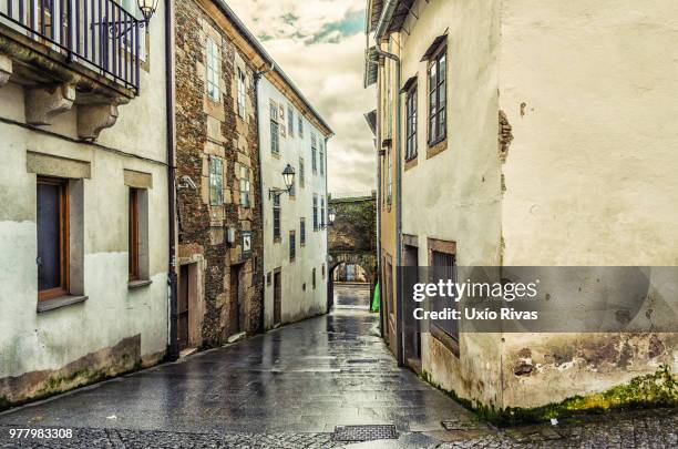 soledad en el reino de las sombras - sombras stock pictures, royalty-free photos & images