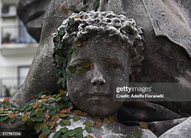 cemetery statue of child, recoleta, buenos aires, argentina - la recoleta cemetery stockfoto's en -beelden