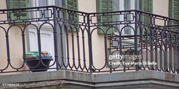 fenster zum balkon - fenster stock pictures, royalty-free photos & images