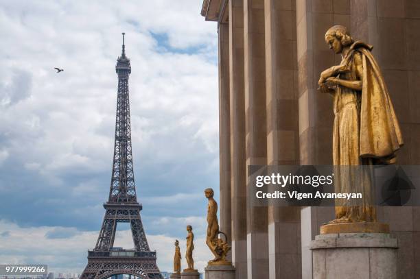 golden statues of trocadero with eiffel tower in background, paris, ile-de-france, france - palais de chaillot foto e immagini stock