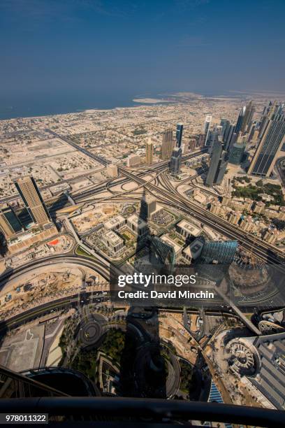 in the shadow of the burj - david minchin stock-fotos und bilder