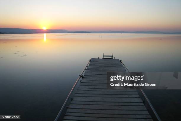 lago trasimeno sunrise - groen stock pictures, royalty-free photos & images