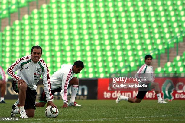 Mexico's player Cuauhtamoc Blanco exercises during a training session at Territorio Santos Modelo on March 16, 2010 in Torreon Coahulia, Mexico....