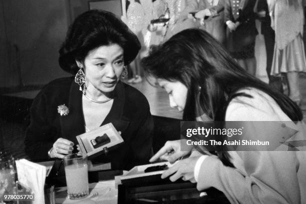 Actress Ayako Wakao and singer Agnes Chan are seen at the 1988 Buzzword Awards on December 1, 1988 in Tokyo, Japan.