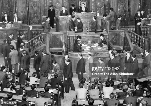 Lawmakers vote a non-confidence motion on Prime Minister Noboru Takeshita at a Lower House plenary session on December 23, 1988 in Tokyo, Japan.