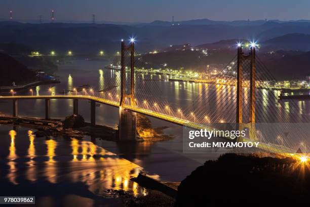 bridge and harbor in the night - miyamoto y 個照片及圖片檔