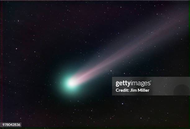 comet lovejoy - comet fotografías e imágenes de stock