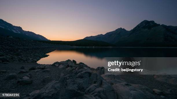 ein mann am lake minnewanka - see lake minnewanka stock-fotos und bilder