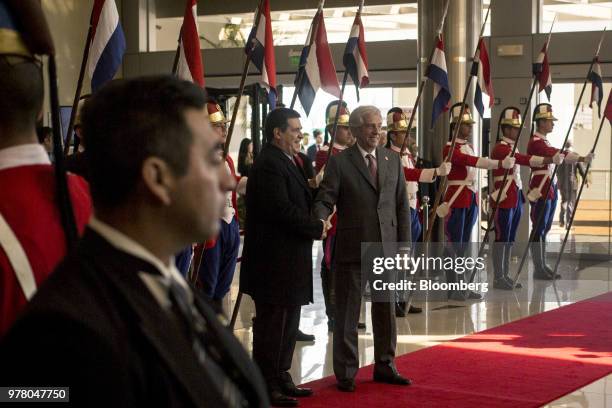 Horacio Cartes, Paraguay's president, center left, shakes hands with Tabare Vazquez, Uruguay's president, during the Mercosur Summit in Asuncion,...